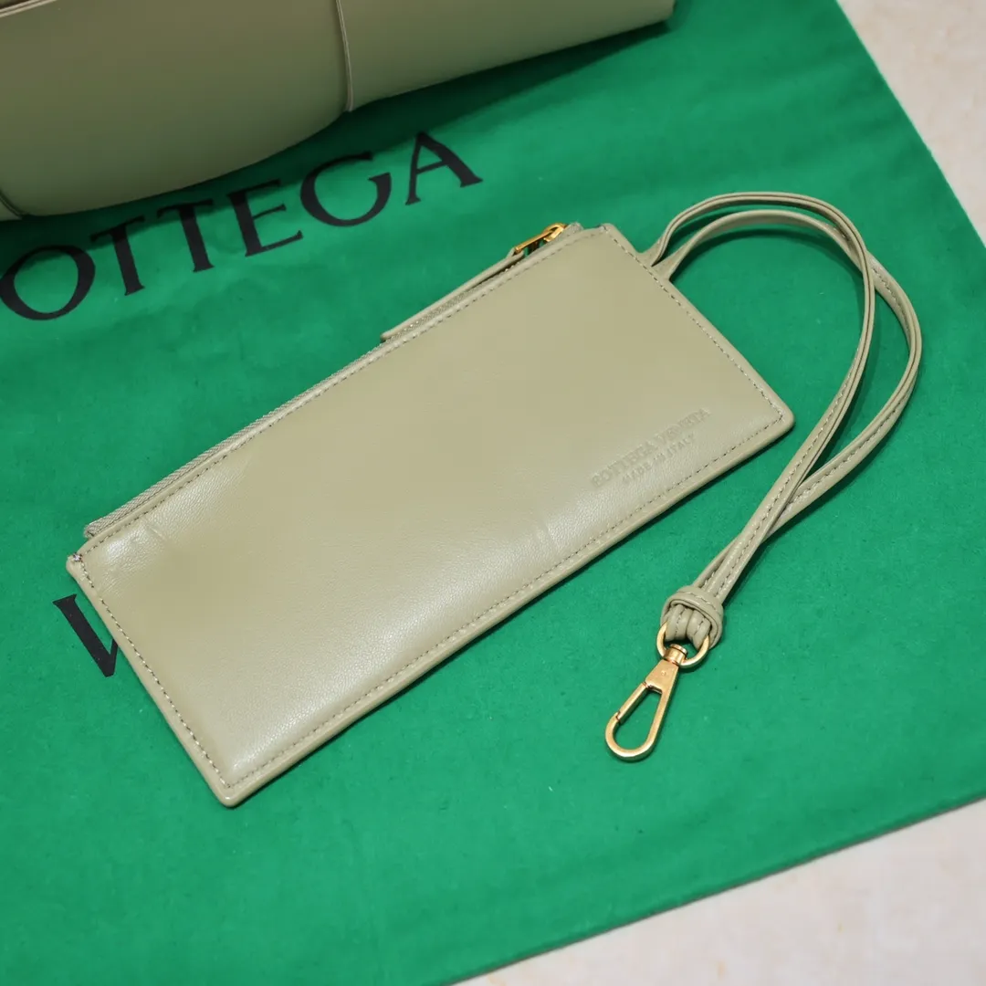 Batch 1860 large arco, BottegaVeneta# official website's latest cowhide leather lining SLIP tote handbag, and the logo has been changed to the side 😍The oversized woven design really makes it a huge gap from ordinary tote bags 🔗🔗Different color combinations inside and outside ⛓Daniel Lee leads the brand's DNA to continue to evolve with fresh inspiration🧬🧬showing a balanced style of luxury and reality👉: 36*24*14 Model: 9892#